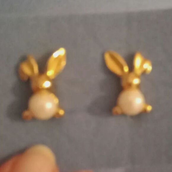 ⭐️5/$25 SALE  VTG AVON  Rabbit Clip OnEarrings FAUX PEARL BELLY - Picture 1 of 2